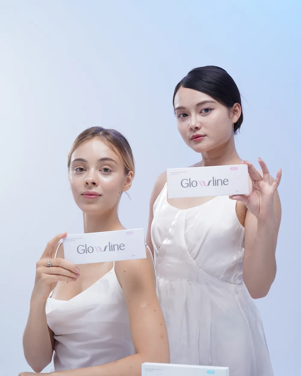 Hai người mẫu cùng sản phẩm Glowline